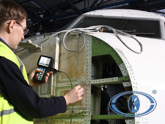 Проверка обшивки вертолета ультразвуковым портативным дефектоскопом УД3-71