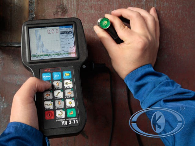 Ультразвуковой портативный дефектоскоп УД3-71 выявляет дефекты на металлической поверхности