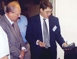 Инженер OKOndt Group Д. Галаненко показывает коллеге ультразвуковой портативный дефектоскоп
