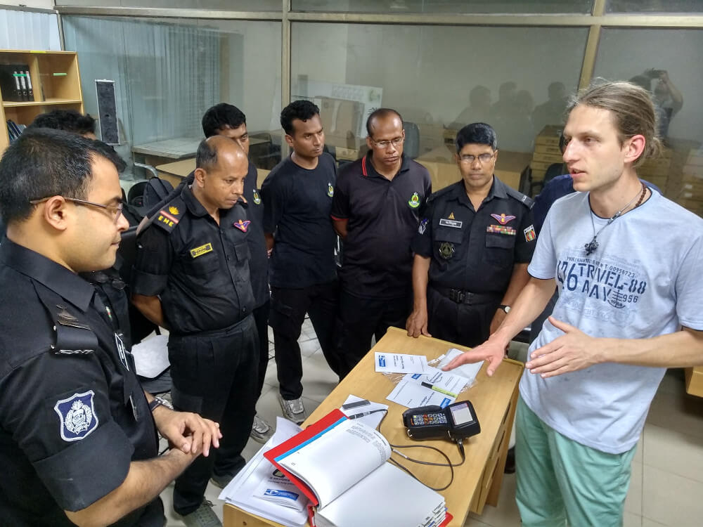 Инженер OKOndt Group рассказывает техническому персоналу компании-заказчика из Бангладеш о функционале портативного вихретокового дефектоскопа Эддикон С