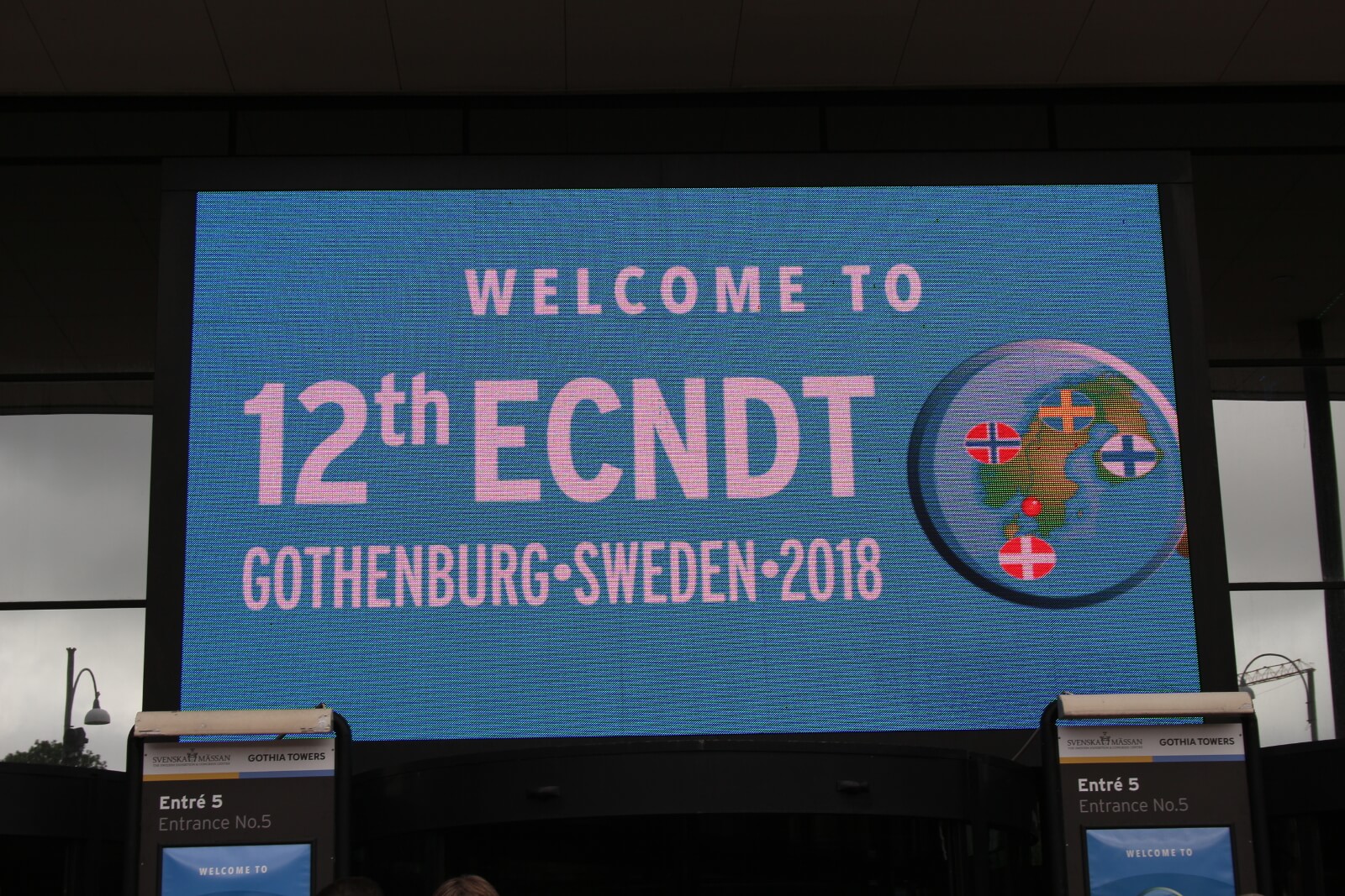 Приветственная вывеска Европейской Конференции неразрушающего контроля-2018 у входа в выставочный зал города Гетеборг, Швеция