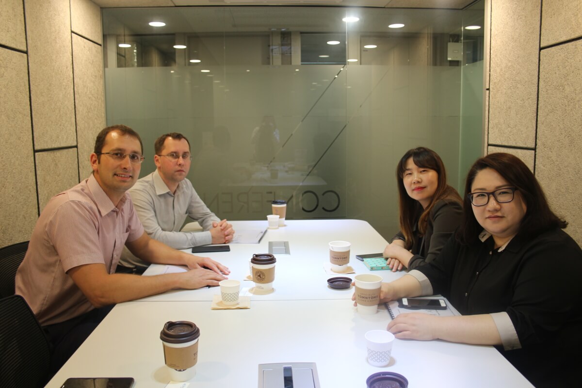 Специалисты OKOndt Group и партнеры из Korea Technology Science, Co., Ltd во время презентации НК оборудования, Южная Корея, 2019 год
