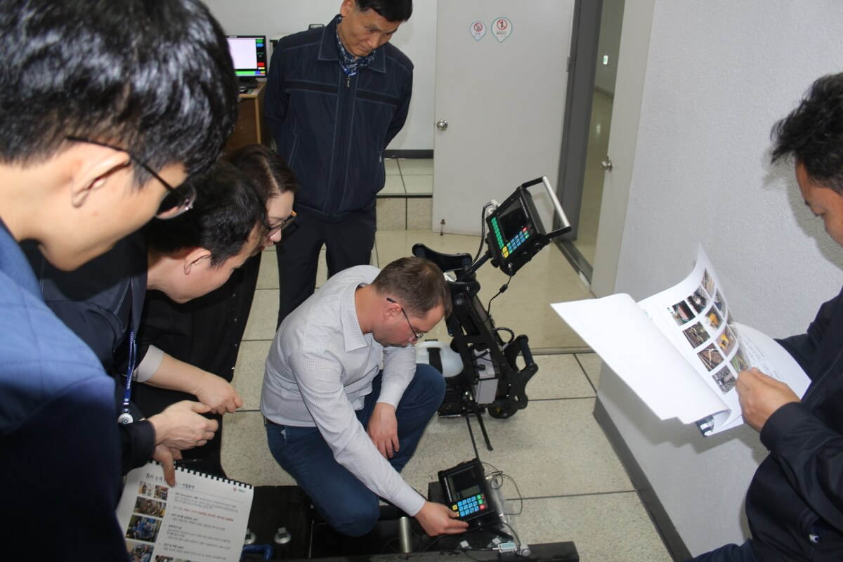 Инженер OKOndt Group демонстрирует возможности ультразвуковых дефектоскопов UDS2-77 и Sonocon BL корейским партнерам, Сеул 2019