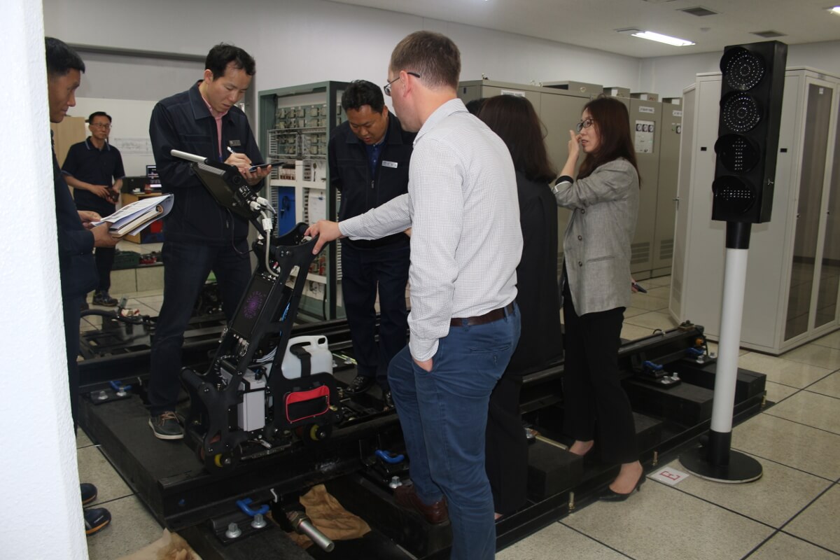 Корейские партнеры знакомятся с функционалом ультразвукового однорельсового дефектоскопа UDS2-77, Сеул 2019