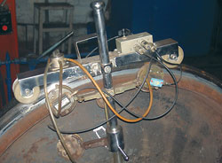 УСКм с новым широкозахватным ПЭП проверяет обод колеса на Дарницком вагоноремонтном заводе