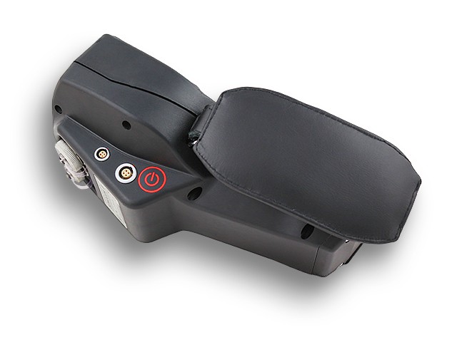 Портативный ультразвуковой дефектоскоп Sonocon B со стороны держателя для руки