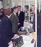 Инженеры OKOndt Group  демонстрируют возможности  оборудования  компании посетителям  «Неразрушающий контроль  и  техническая  диагностика-2007», Киев