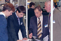 Специалисты неразрушающего  контроля  смотрят приборы  на  5  Конференции-выставке  по вопросам  НК,  Киев  2007  год