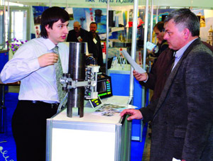 Специалист OKOndt Group  демонстрирует дефектоскоп  для  НК  труб  посетителю 9-й  Конференции-выставки  неразрушающего контроля, Киев, 2007