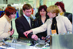 Специалист OKOndt Group  демонстрирует портативное  ультразвуковое  оборудование компании  посетителям  9-й  Выставки неразрушающего  контроля,  Киев, 2007  год