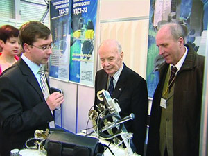 Борис Патон  рассматривает  оборудование производства  OKOndt Group  на ежегодной  Конференции-выставке «Неразрушающий  контроль-2007»
