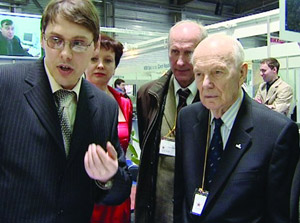 Специалисты OKOndt Group  общаются с  Борисом  Патоном  в  процессе Конференции-выставки  «Неразрушающий контроль-2007»