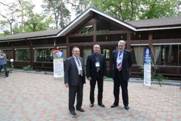 В.И. Радько с коллегами перед входом в здание, в котором проводилась международная Конференция «Неразрушающий контроль-2014»