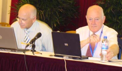 Президент EFNDT Майкл Фарли и секретарь WG1 Джон Томпсон руководят заседанием группы «Сертификация персонала» в рамках WCNDT-2008, Шанхай