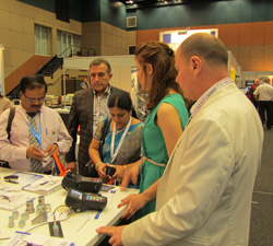 НК специалисты из Индии знакомятся с продукцией OKOndt Group на стенде компании на Всемирной конференции WCNDT-2012