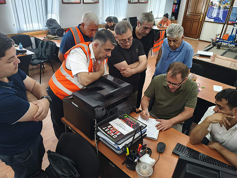 Специалисты по обслуживанию инфраструктуры метро проходят практическое обучение с инструктором OKOndt GROUP по ультразвуковому контролю рельсов метро.