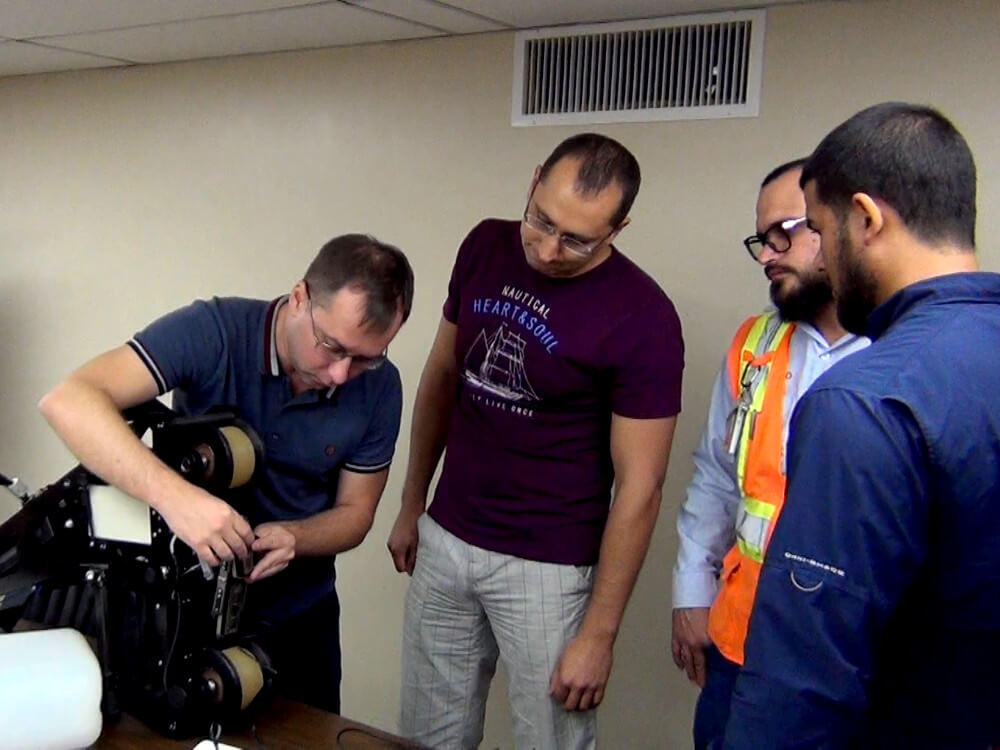 Специалист OKOndt Group демонстрирует заказчику датчики ультразвукового рельсового дефектоскопа UDS2-77