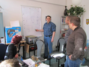 Специалист «Промприлад» объясняет польским коллегам конструкцию ультразвукового дефектоскопа УД4-76, март 2012