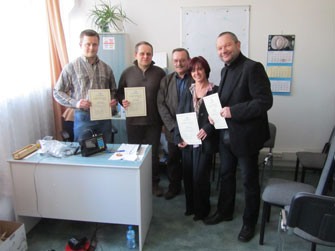 Польские коллеги с сертификатами об окончании обучения по использованию ультразвукового дефектоскопа УД4-76