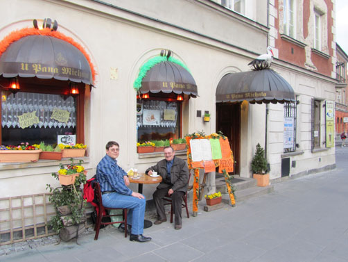 Специалисты «Ультракон-Сервис» отдыхают в кафе Старого города Варшавы