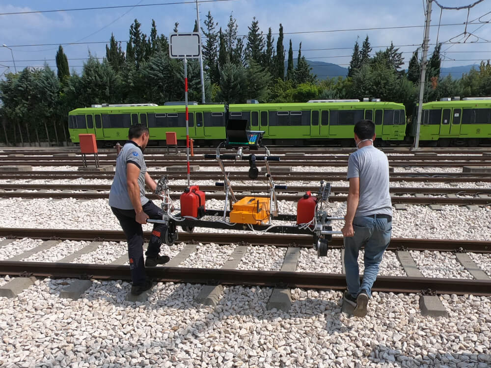 Транспортировка двухрельсовой ультразвуковой тележки на рельсы для проведения практического обучающего занятия для заказчика из Турции, август 2020 года