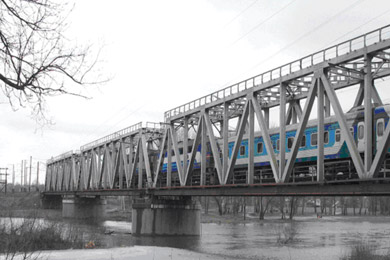 Поезд проходит мост через реку Ворскла на 333 км линии Киев — Харьков