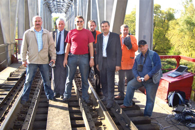 Участники испытаний пролетного строения однопутного железнодорожного моста через реку Ворскла на 333 км линии Киев - Харьков