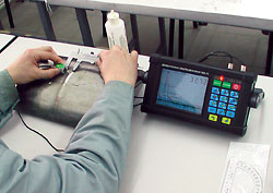 Оператор проводит тестовый контроль ультразвуковым дефектоскопом УД4-76